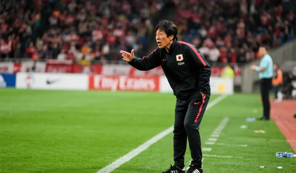 日本国家队主教练森保一在场边指挥比赛